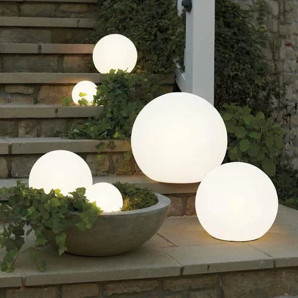Waterdichte LED bol - draadloos, weerbestendig met 16 kleurvarianten voor sfeervolle binnen- en buitenverlichting.