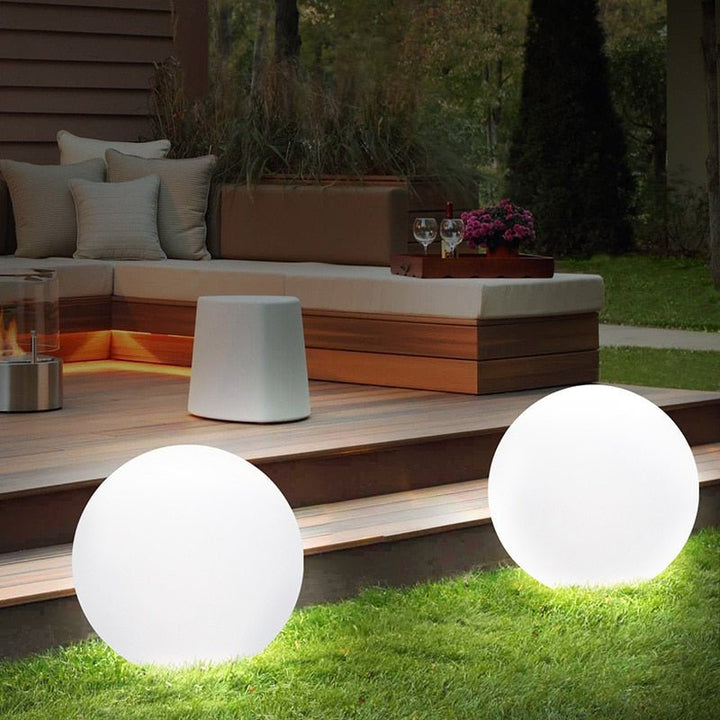 Waterdichte LED bol - draadloos, weerbestendig met 16 kleurvarianten voor sfeervolle binnen- en buitenverlichting.