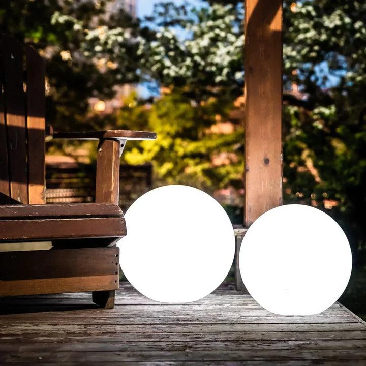 Waterdichte LED bol - draadloos, weerbestendig met 16 kleurvarianten voor sfeervolle binnen- en buitenverlichting.