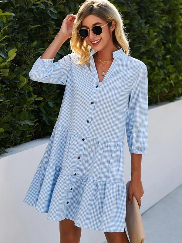 Lichtblauwe geruite dames zomerjurk met modern, kraagloos design, ideaal voor stijlvolle, warme dagen.