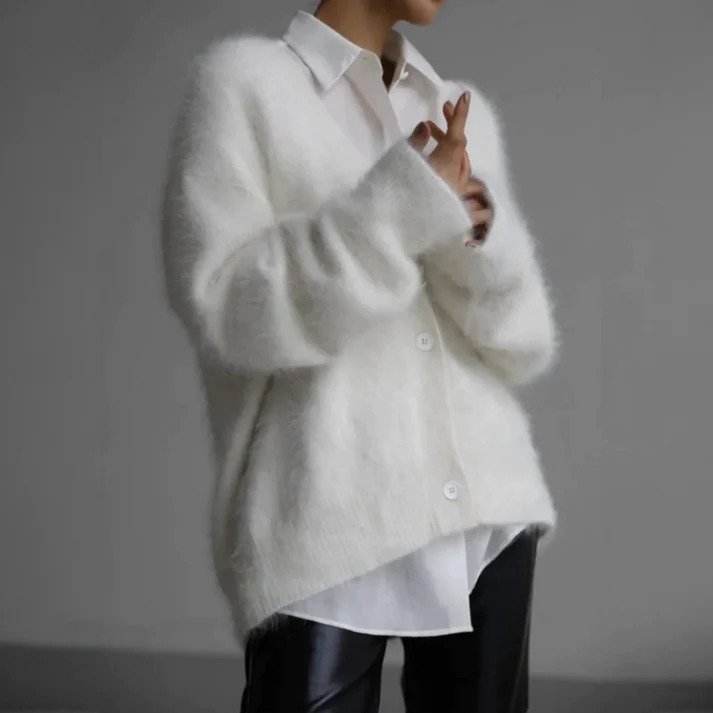 Grijze kasjmier cardigan met luxueuze zachtheid, tijdloos elegant, geschikt voor elke damesgarderobe.