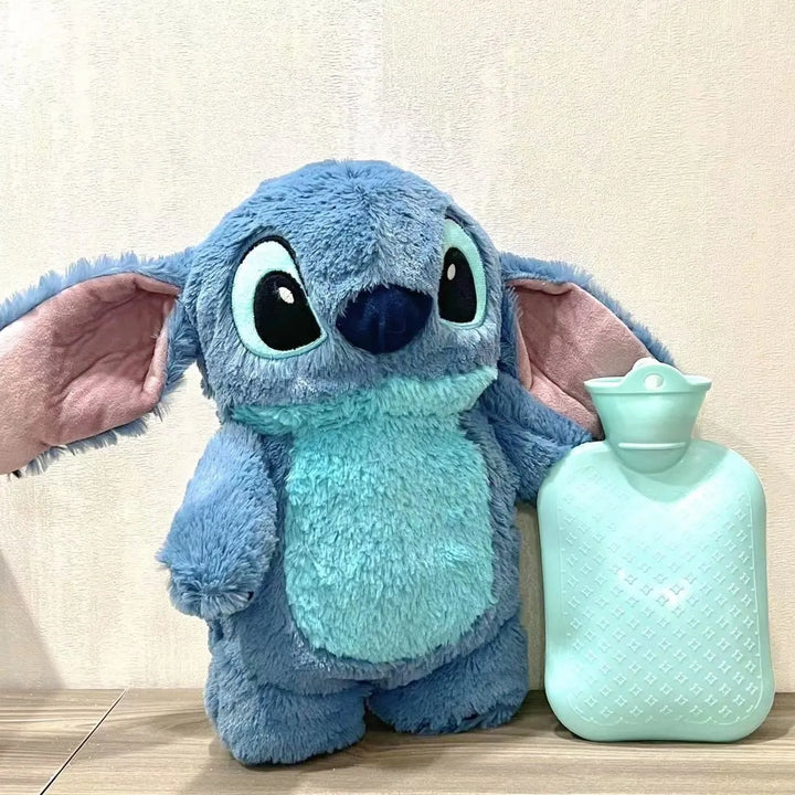 Detailopname van Kawaii kussen met Lilo Stitch design en warmwaterkruik, zacht pluche, perfect voor warmte.
