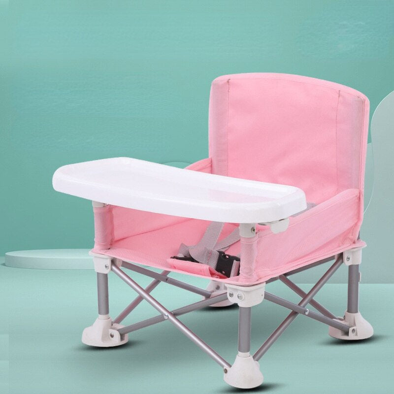 Robuuste outdoor kinderstoel van KiddieCamp, geschikt voor kamperen en buitenleven met jonge kinderen.