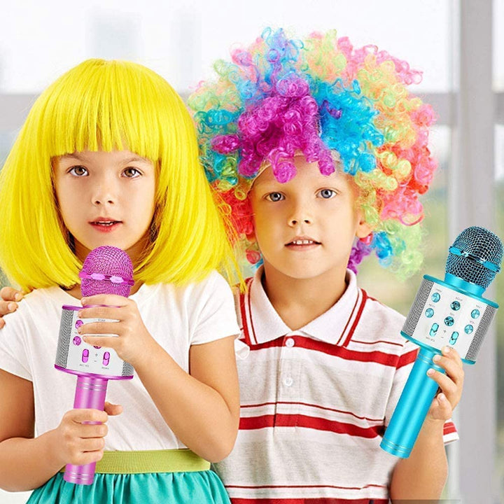 Draagbare karaoke microfoon voor kinderen in levendige kleuren, met Bluetooth, ideaal voor leuke karaokefeestjes en entertainment.