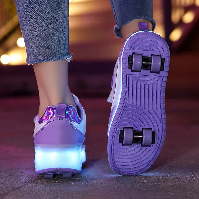 Verstelbare kinder rolschaatsen die transformeren naar sneakers. Met vrolijke LED-lampjes voor extra fun.