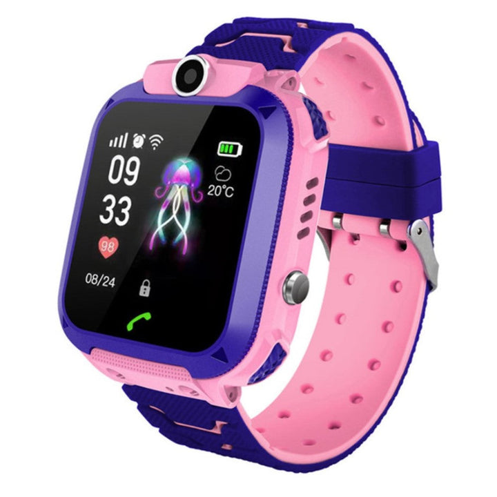 Lachend kind draagt groene kinder smartwatch met camera, GPS-tracking. Veilig, interactief kinderhorloge.