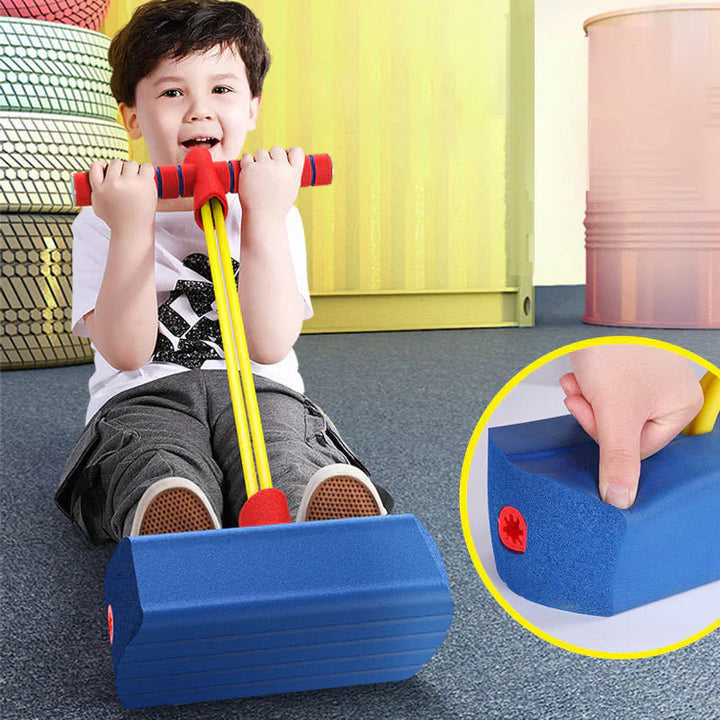 Kind springt met BounceJoy springspeelgoed binnen, stimuleert balans & coördinatie, ideaal binnenspeelgoed.