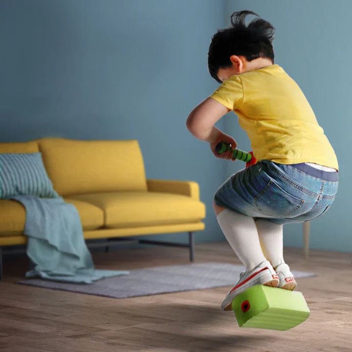 Blauw BounceJoy pogo springspeelgoed buiten in de tuin, bevordert actief spelen en lichaamsbeweging kinderen.