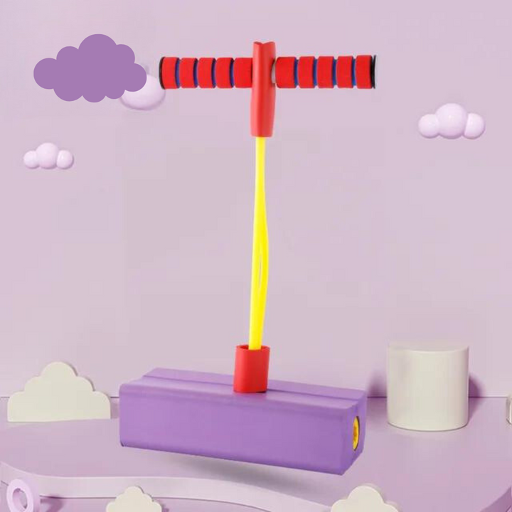 Actief spelend kind met BounceJoy pogo, goed voor energie & buitenplezier, stimuleert lichaamsbeweging & vitaliteit.