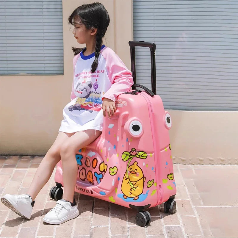 Kind op de kinderzitkoffer met scooterfunctie, genietend van het reizen. Perfecte kinderbagage.