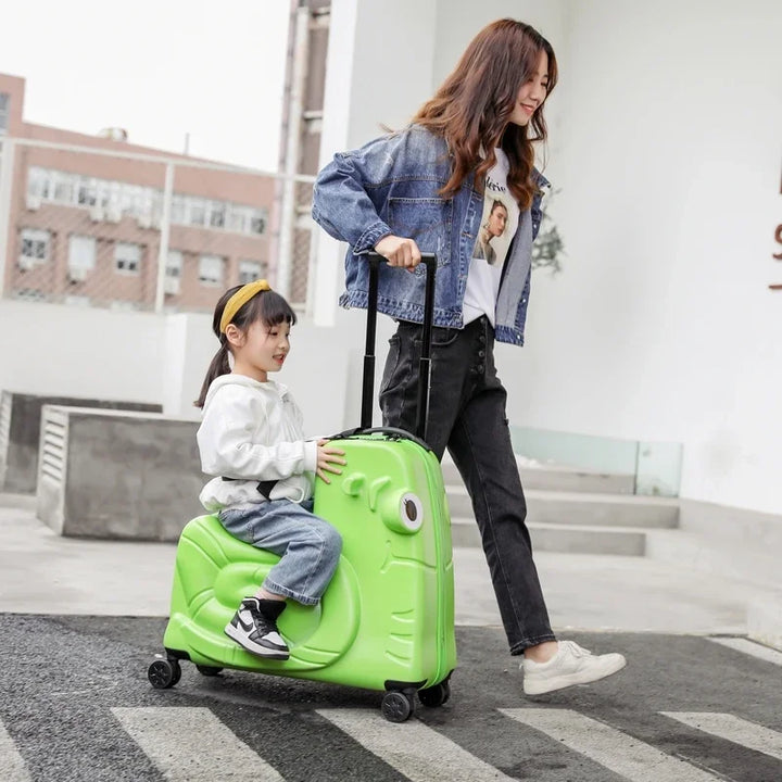 Zitkoffer voor kinderreizen die transformeert in een scooter, waardoor wachten op de gate een avontuur wordt.