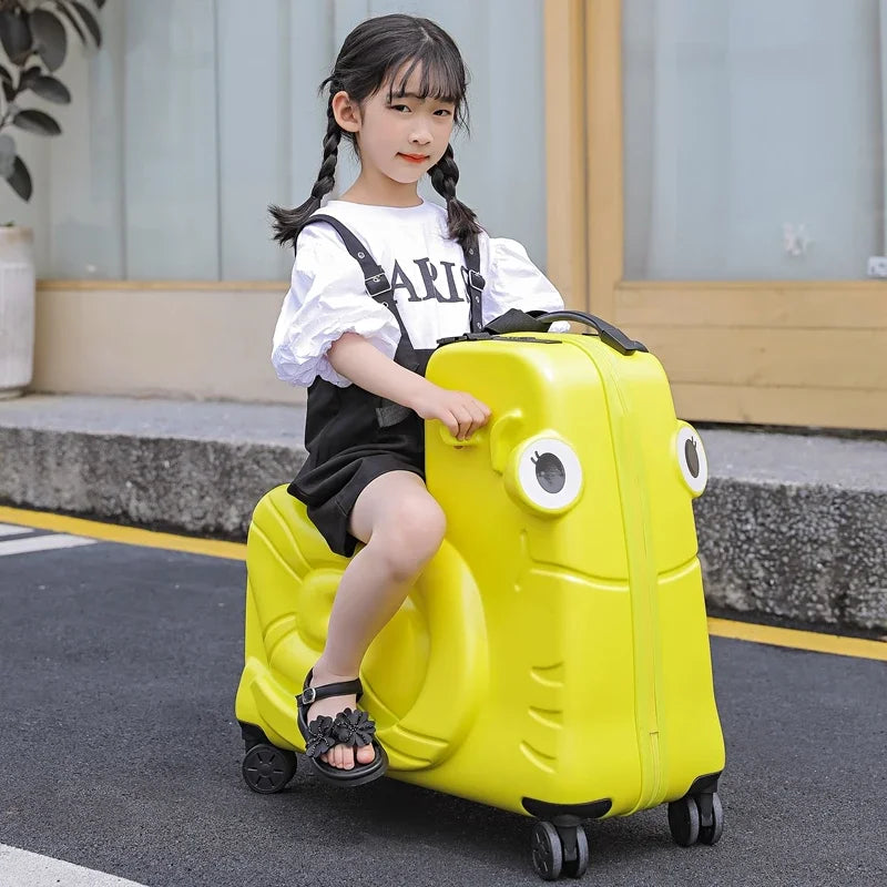 Speelgoedkoffer en transportmiddel in één: deze kinderzitkoffer met scooter maakt elke reis uniek.