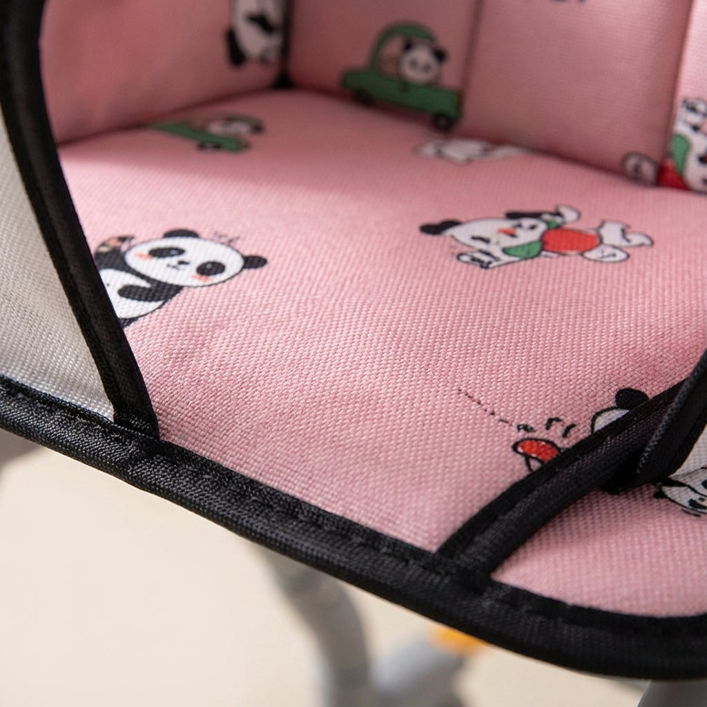 Handige kinderkoffer met comfortabel zitje en soepele wielen, maakt reizen met kinderen ontspannen.