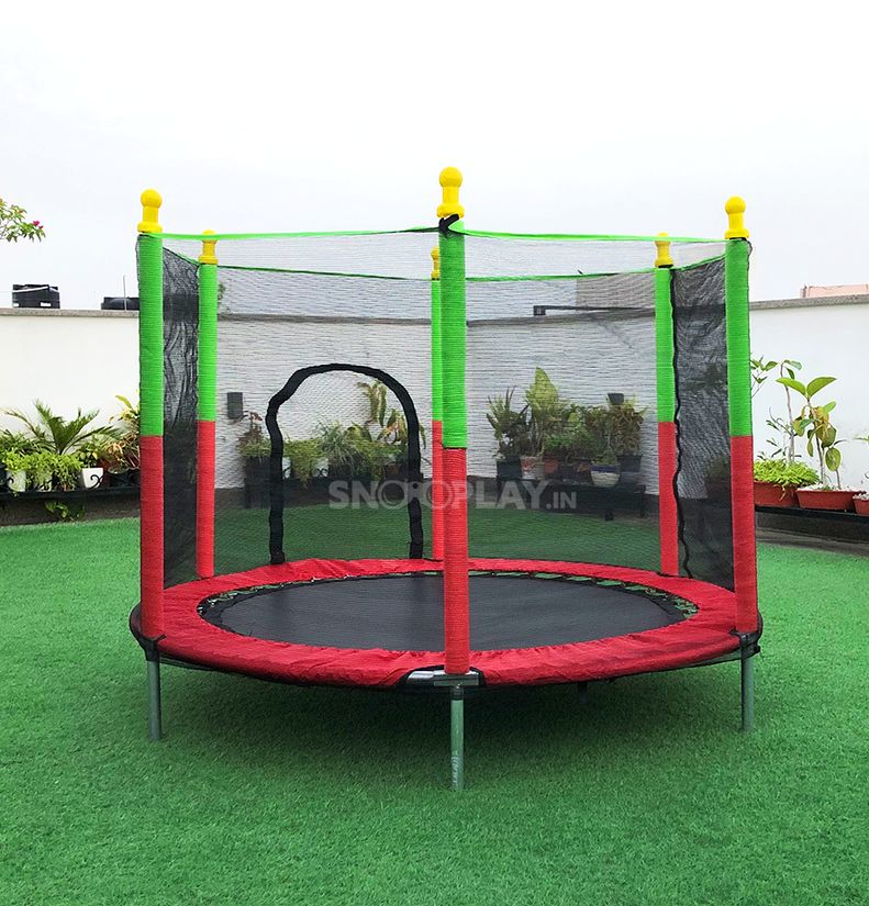 Veilige kindertrampoline met net, stevige constructie. Zorgeloos springplezier voor kinderen in de tuin.