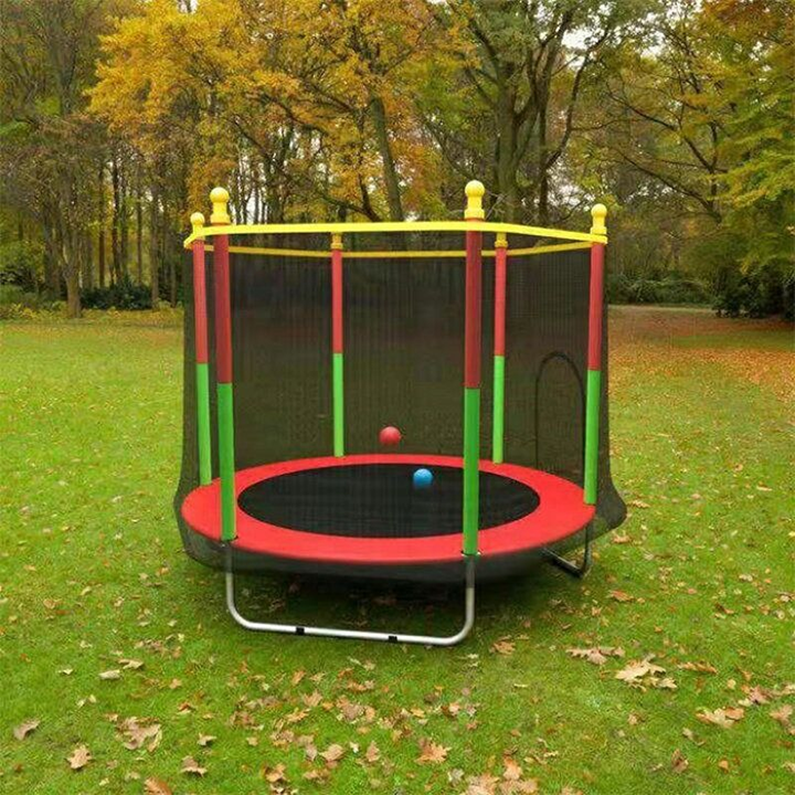 Kinderen springen vrolijk op de Jumpie KidsTramp trampoline met veiligheidsnet; bevordert beweging buiten.