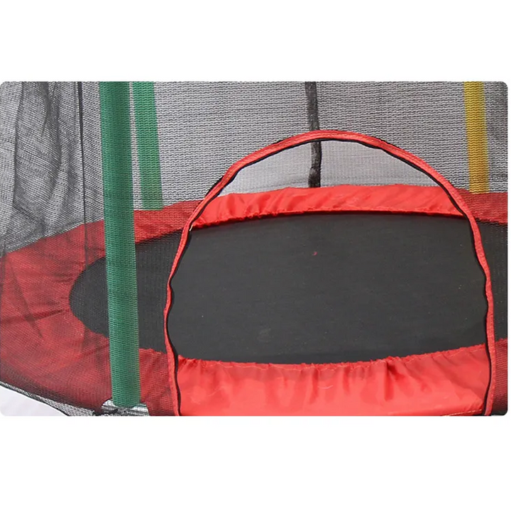 Lachende kinderen springen op de kindertrampoline met veiligheidsnet, vol beweging en plezier in de tuin.