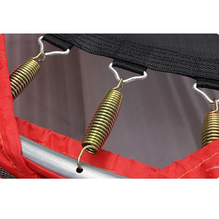 Detail: stevig veiligheidsnet van de kindertrampoline beschermt spelende kinderen tijdens het springen.