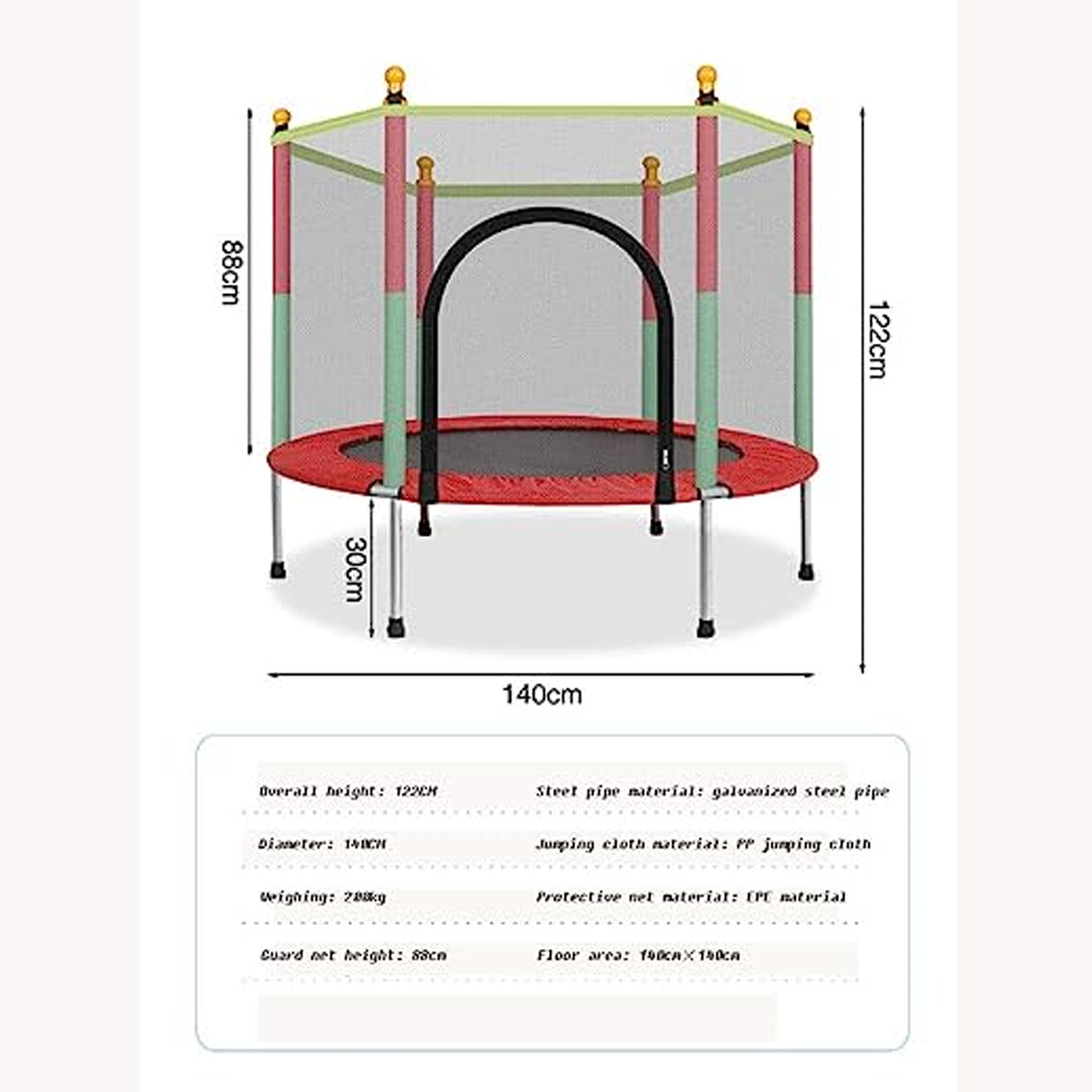 Gezin geniet van de kindertrampoline met veiligheidsnet in de tuin; stimuleert beweging en springen.