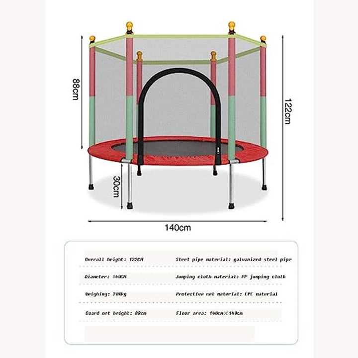 Gezin geniet van de kindertrampoline met veiligheidsnet in de tuin; stimuleert beweging en springen.