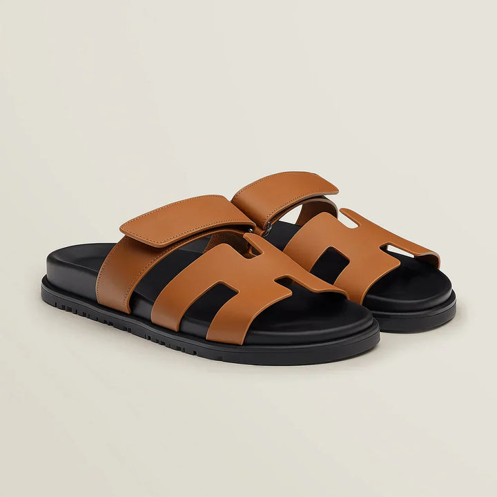 Paar Klara Chypre Sandalen met witte zool en blauwe bandjes.