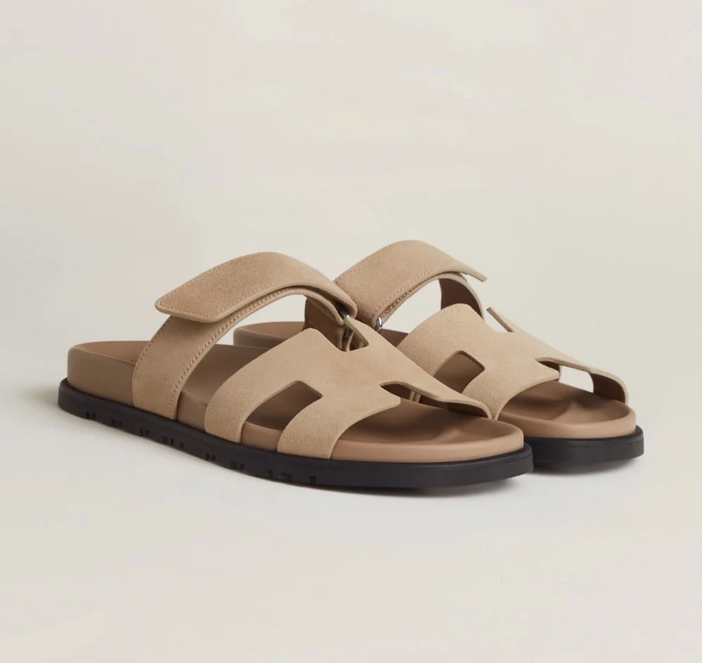 Klara Chypre Sandalen, close-up van de verstelbare bandjes en de zooltextuur.