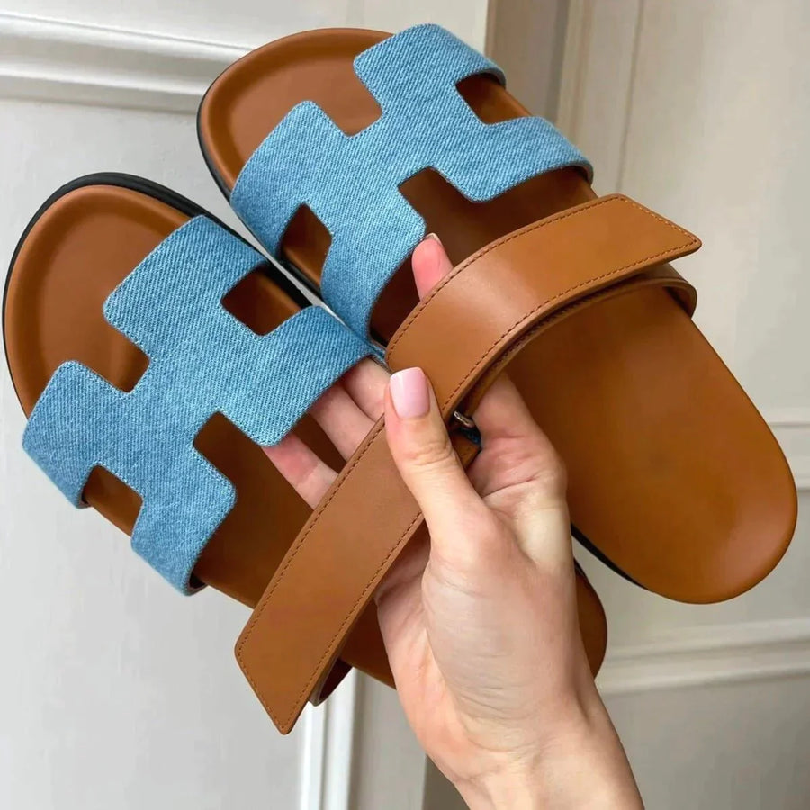 Vrouw draagt Klara Chypre Sandalen in een zomerse omgeving.