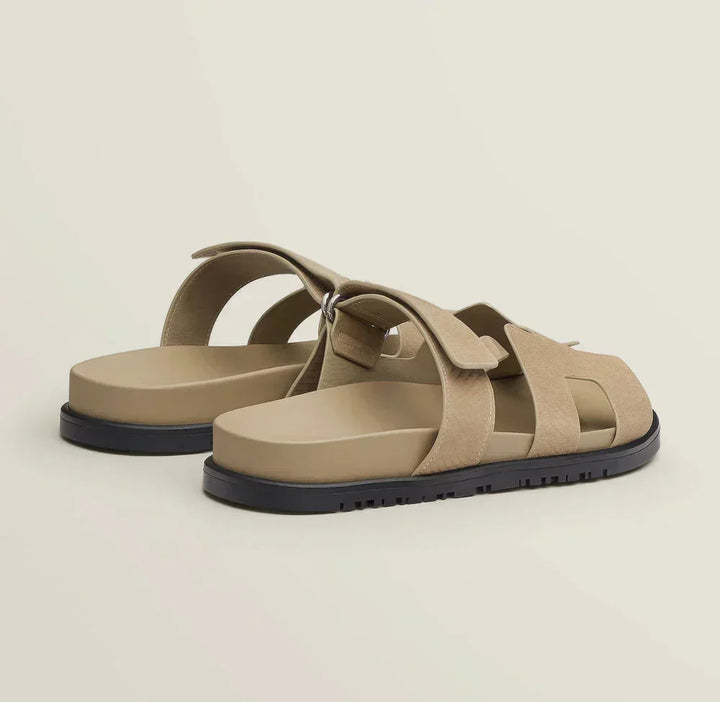 Een zijaanzicht van de Klara Chypre Sandalen, met focus op de hak en de zool.
