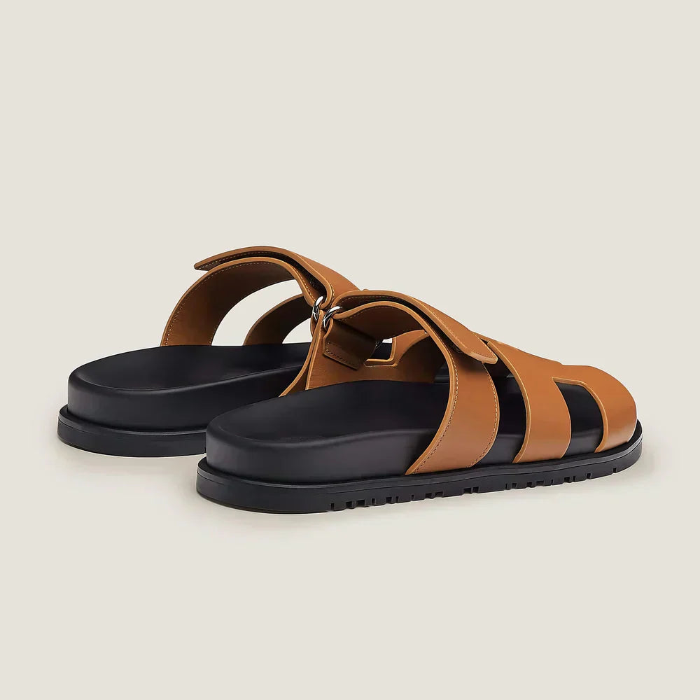 Model draagt Klara Chypre Sandalen, casual en elegant.
