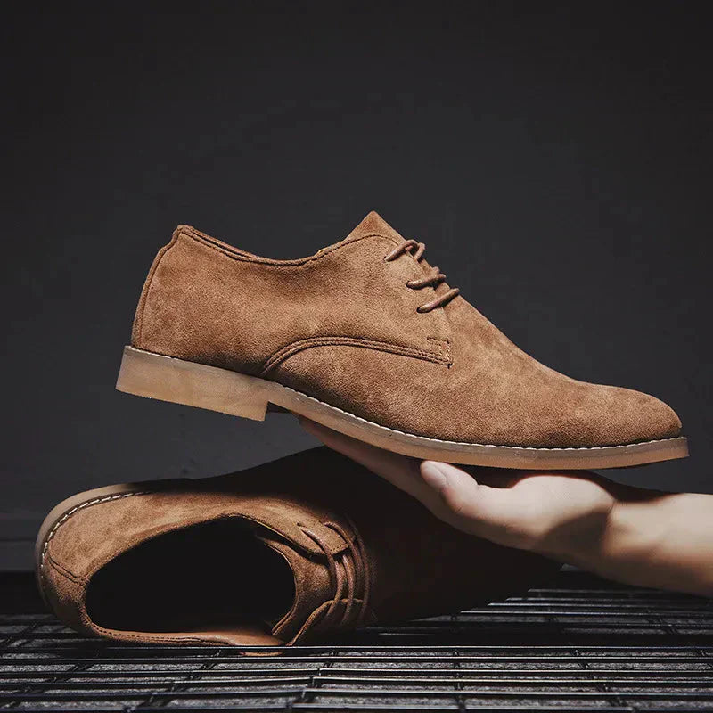 Chique kaki suède heren Oxford schoenen, ideaal voor een zakelijke look of casual chic outfit.
