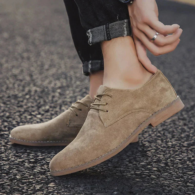 Elegante bruine suède Oxford schoenen voor heren, een comfortabele keuze voor formele en nette events.