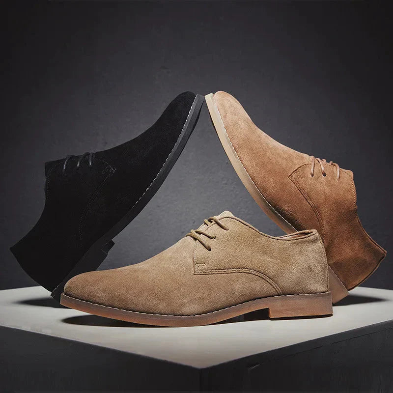 Veelzijdige zwarte suède heren Oxford schoenen; combineer ze zakelijk of voor een smart-casual look.