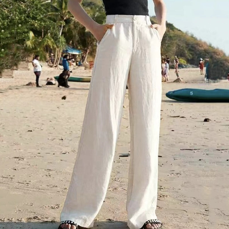 Model draagt de beige Diana damespantalon: klassieke broek met hoge taille en wijde pijpen, comfortabel en stijlvol.