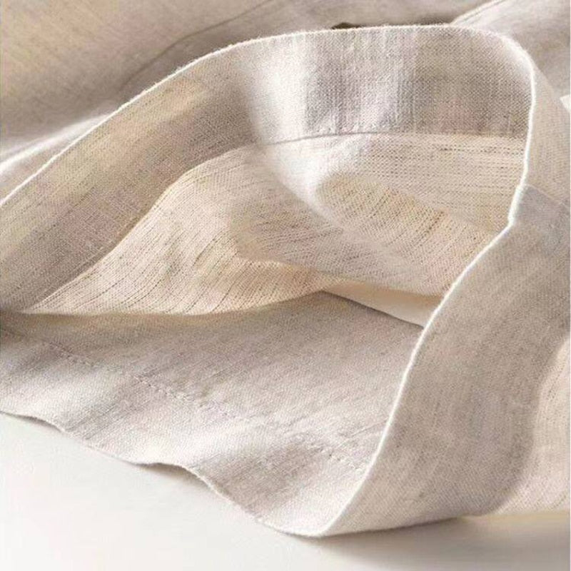 Voorbeeld van de flatterende pasvorm van de Diana pantalon: hoge taille en wijde pijpen in beige voor dames.