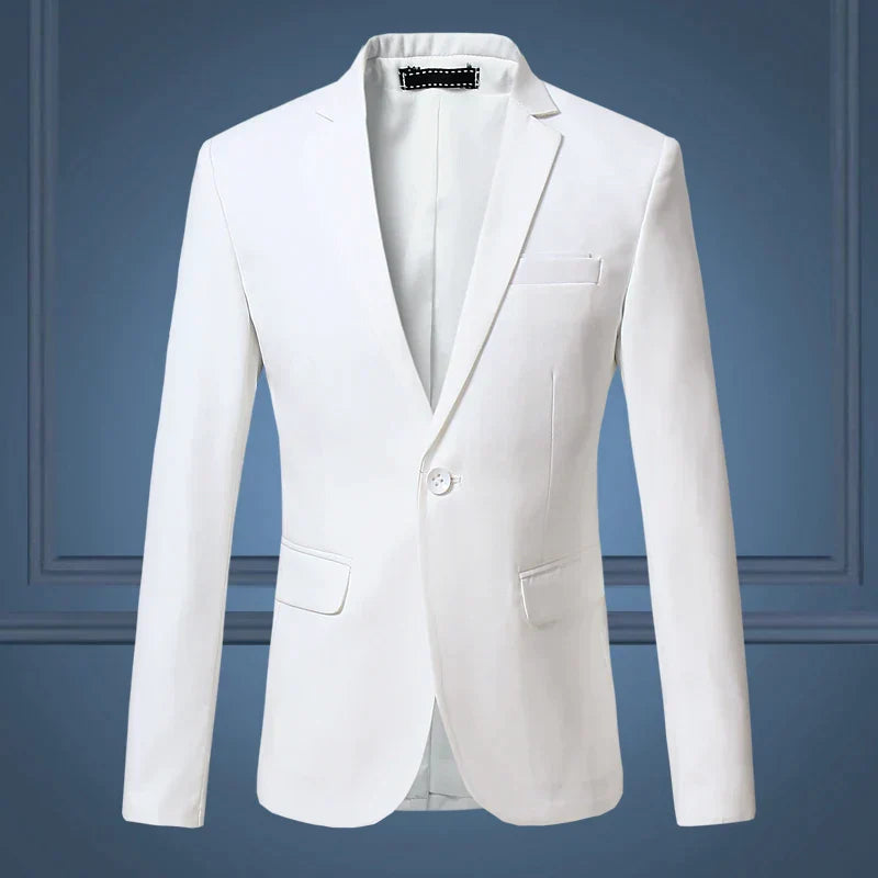 Model draagt 'Maxim' klassieke heren blazer, toont perfecte pasvorm en stijlvolle zakelijke look.