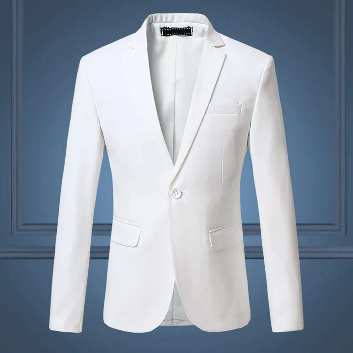 Model draagt 'Maxim' klassieke heren blazer, toont perfecte pasvorm en stijlvolle zakelijke look.
