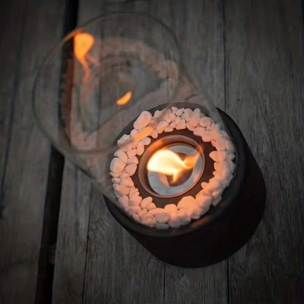 Gezellige Lumora olielamp met warme open vlam. Creëert intieme sfeer in huis.
