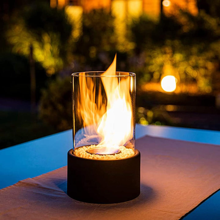 Tijdloze Lumora olielamp met vlam. Klassiek decoratief stuk voor interieurs.