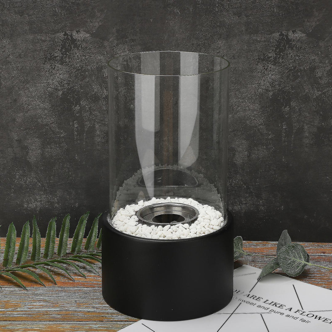 Glazen reservoir en metalen voet olielamp. Klassieke sfeerverlichting met open vlam.