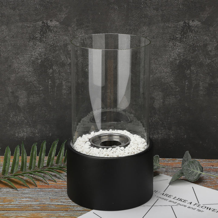 Glazen reservoir en metalen voet olielamp. Klassieke sfeerverlichting met open vlam.