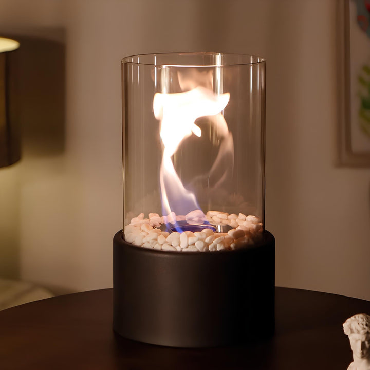 Tijdloze Lumora olielamp van metaal en glas. Creëert warme vlamdecoratie.