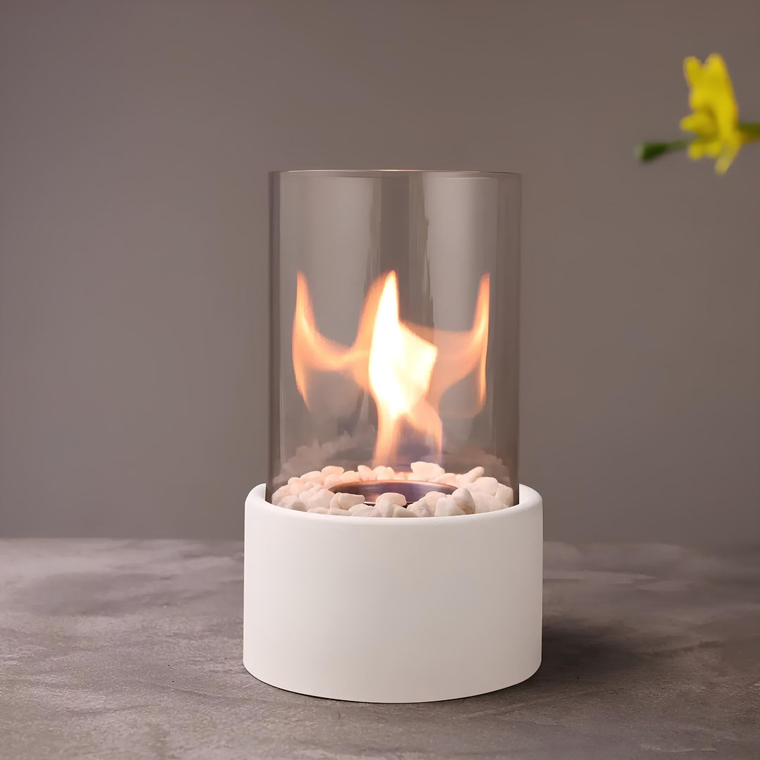 Decoratieve Lumora olielamp. Sfeervolle vlam en robuuste metaal-glas constructie.