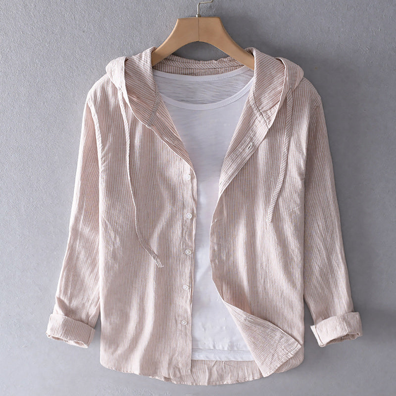 Detailopname van de ademende katoenen blouse, met aandacht voor de stof en afwerking.