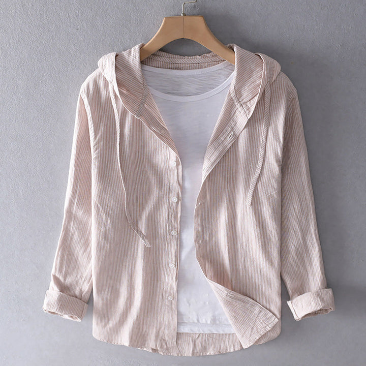 Detailopname van de ademende katoenen blouse, met aandacht voor de stof en afwerking.