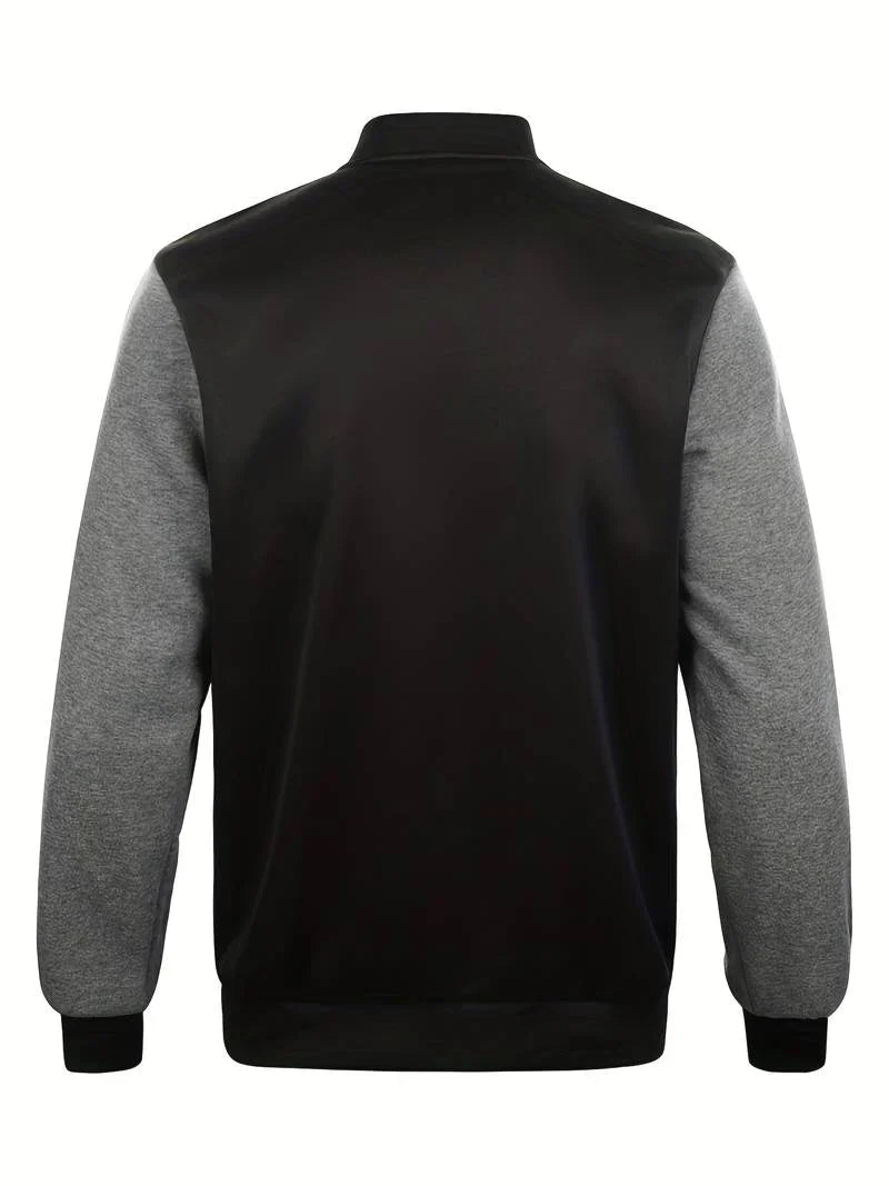 Groene Stefan varsityjas voor heren, casual gedragen, benadrukt de veelzijdigheid van het ontwerp.