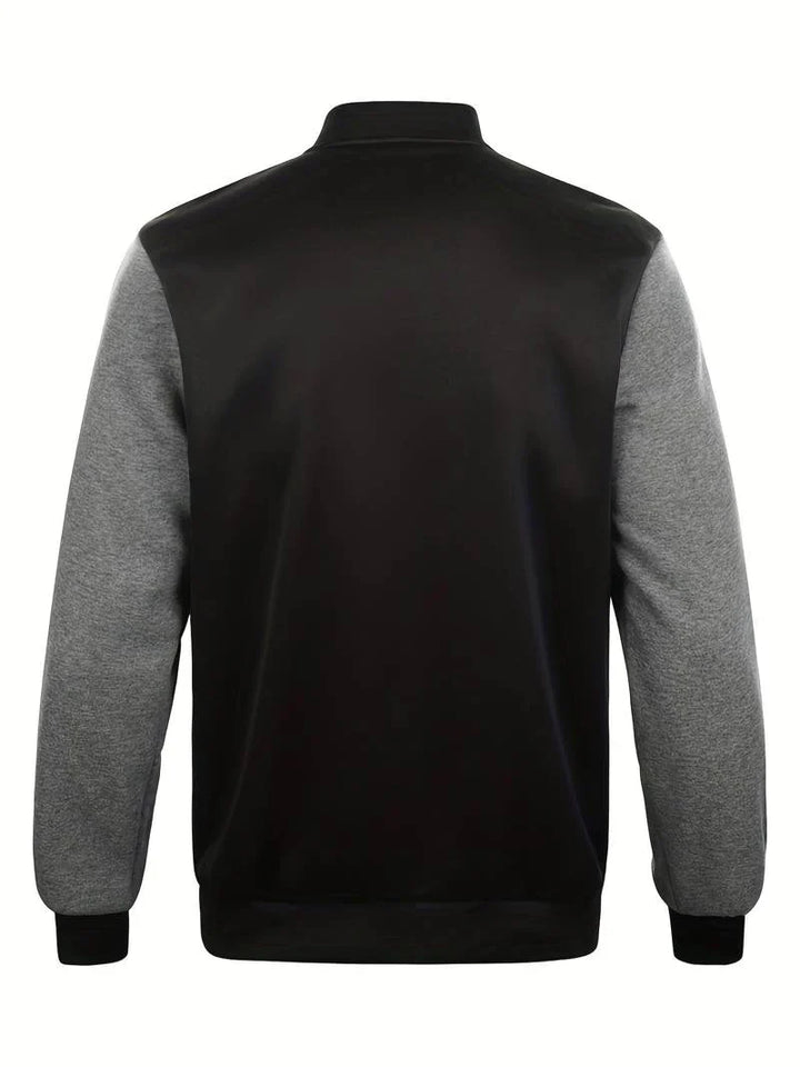 Groene Stefan varsityjas voor heren, casual gedragen, benadrukt de veelzijdigheid van het ontwerp.