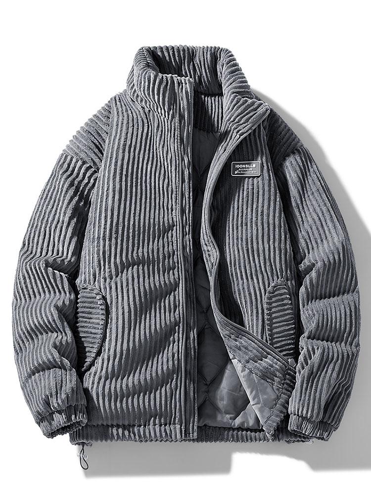 Detailopname van de hoogwaardige corduroy stof van een herenjas, die duurzaamheid en ademend vermogen biedt.