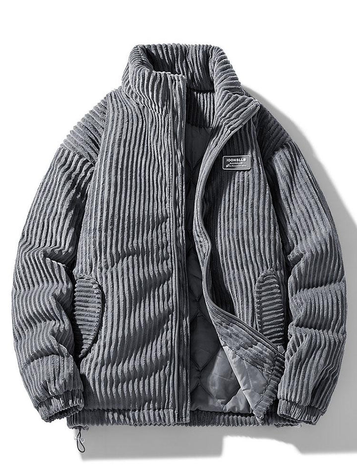 Detailopname van de hoogwaardige corduroy stof van een herenjas, die duurzaamheid en ademend vermogen biedt.