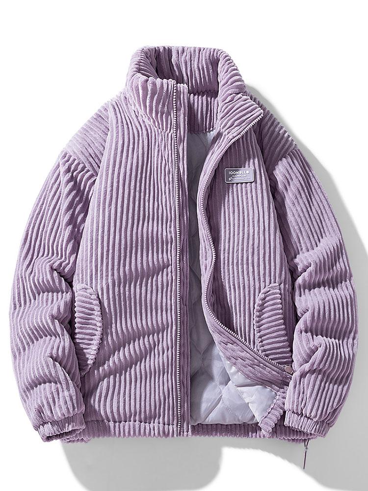 Functionele praktische zakken op een klassieke corduroy herenjas, ideaal voor belangrijke spullen.