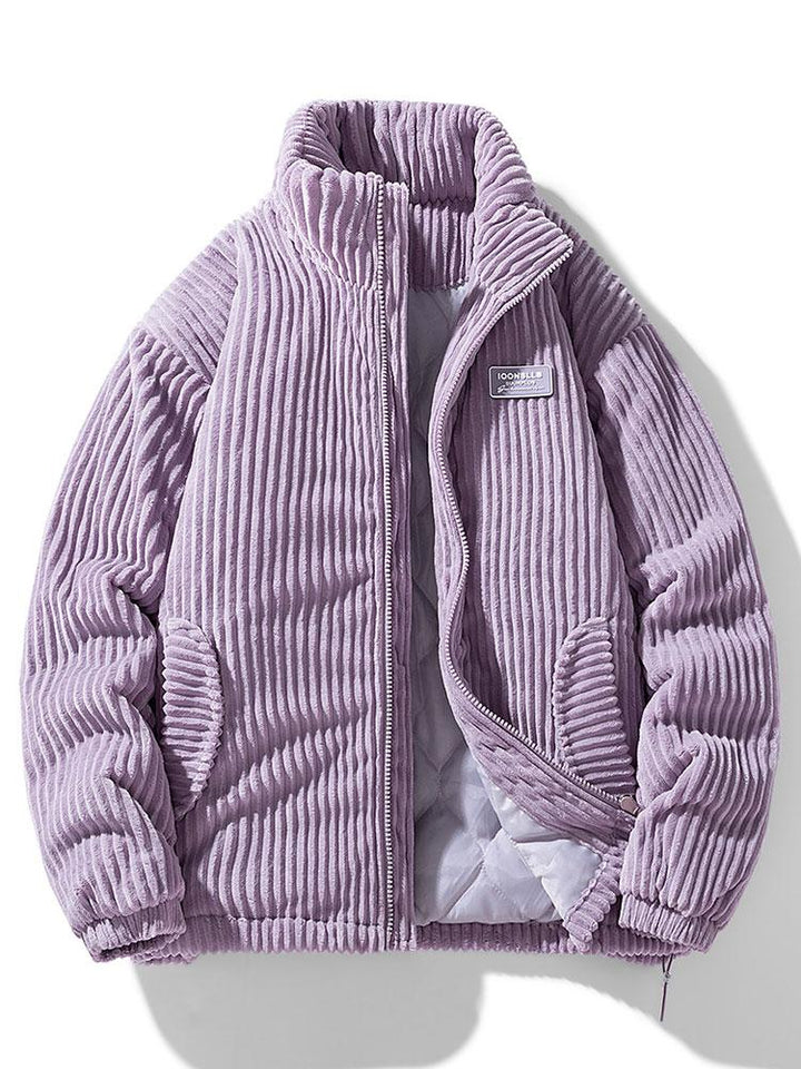Functionele praktische zakken op een klassieke corduroy herenjas, ideaal voor belangrijke spullen.