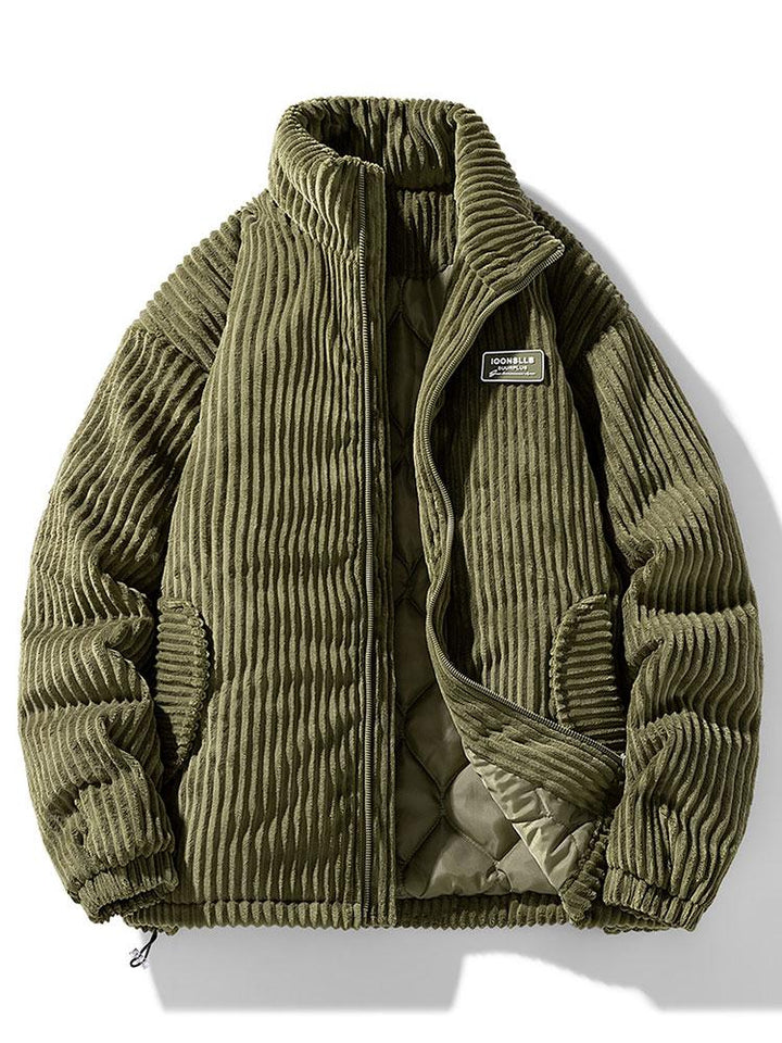 Moderne mannen die waarde hechten aan stijl en kwaliteit kiezen voor deze klassieke corduroy jas.